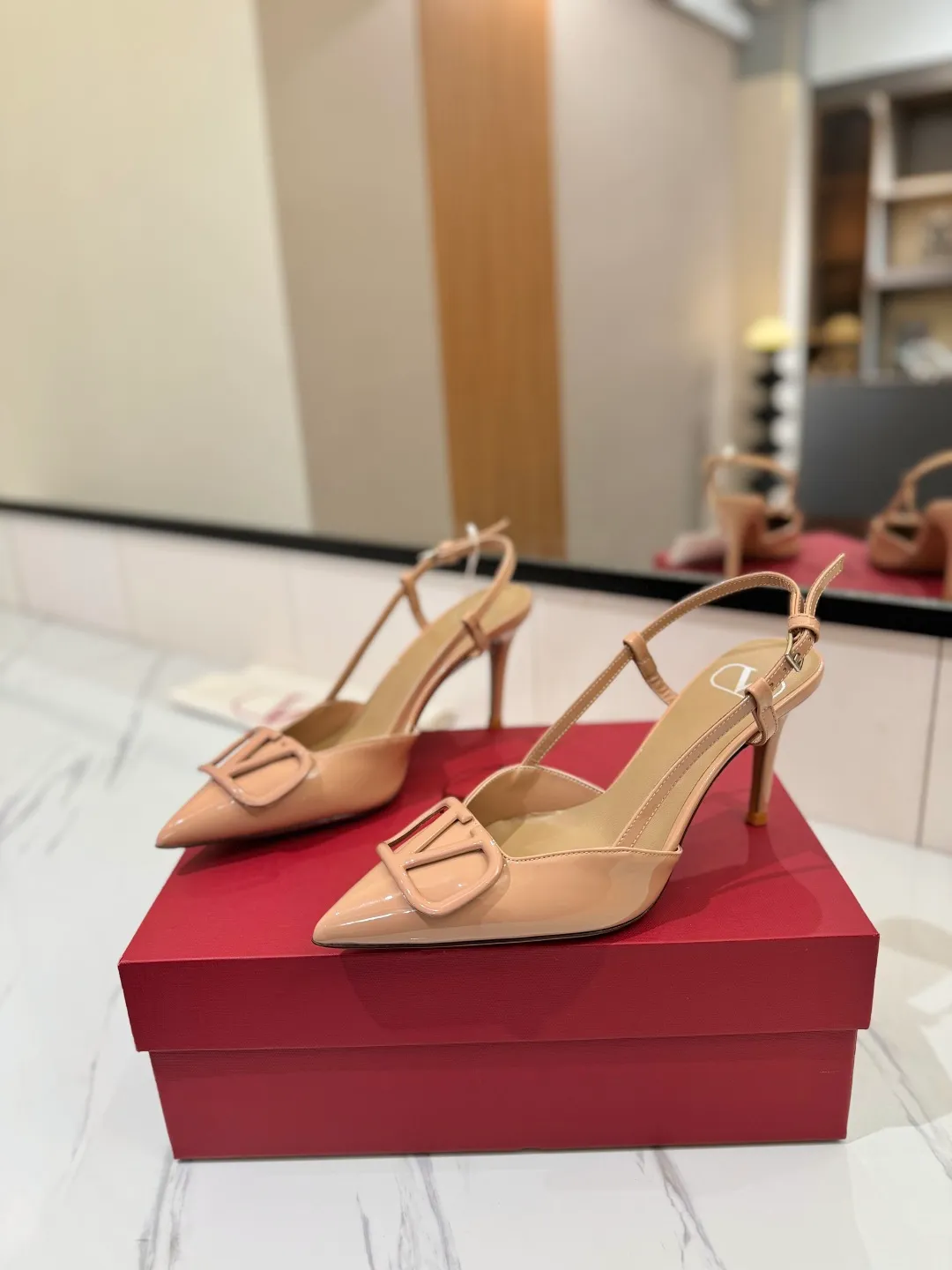 💕💕Factory direct selling price p520💕💕 Valentino launches a new series of sandals, sandals with pointed toe V-buckle sandals. The upper part of the foot is very pedicure-like. The key point is that it is very good and easy to control. It does not grind or tire your feet. It is a walking artifact! Metal VLOGO diamond buckle elements, full of high-end sense! It became sweet instantly.  The avant-garde VLOGO SIGNATURE shoe series interprets VALENTINO GARAVANI's candid attitude. Valentino Garavani V logo back hollow sandals with VLogo Signature decoration, platinum tone VLogo Signature decoration! Upper: imported patent leather Lining: imported goatskin Outsole: Italian leather outsole Heel height: 8cm Size: 35-39 (34-40-41-42 customized size)